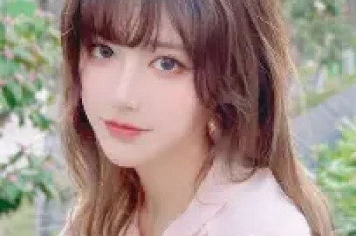 江苏一女孩模仿网红“盘腿抱灯柱”挑战双腿被卡动不了无奈报警脱困后已麻木到无法行走